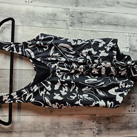 Hurley Black and White Floral Swimsuit Large - Picture 3 of 6